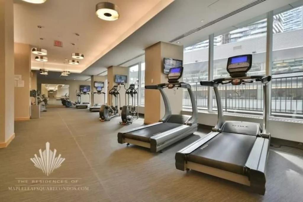 2-Bdrm And 1 Den 3 Bed Condo With 2 Bath - Walking Distance To Scotiabank Arena, Cn Tower, Union Station, Ripleys With Free Parking Toronto Exterior foto