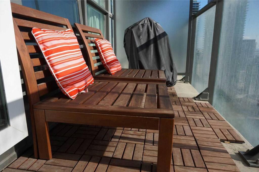 2-Bdrm And 1 Den 3 Bed Condo With 2 Bath - Walking Distance To Scotiabank Arena, Cn Tower, Union Station, Ripleys With Free Parking Toronto Exterior foto